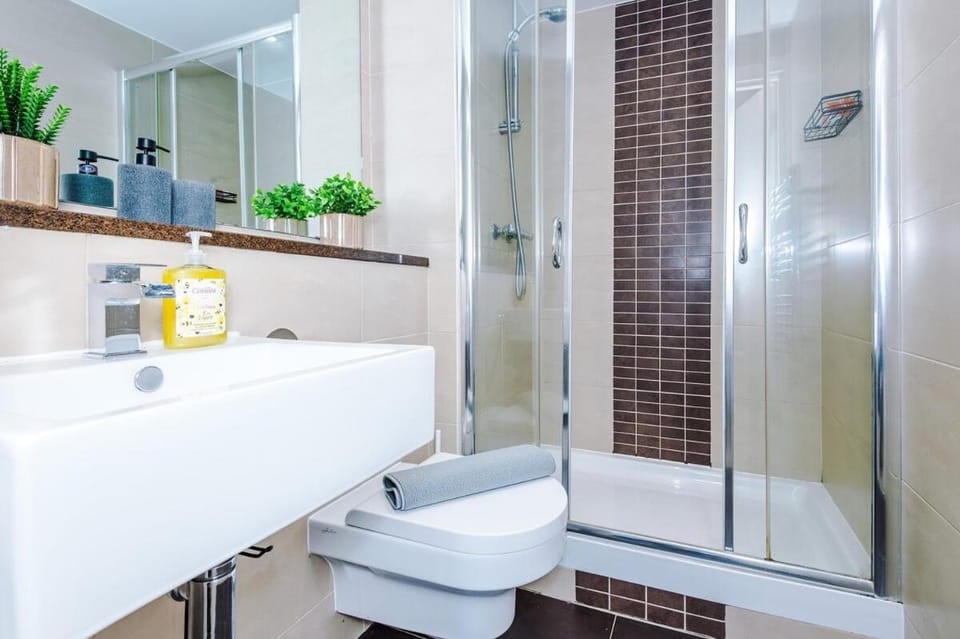 Manchester Modern 2BR Sleeps 4 Deansgate House in Salford