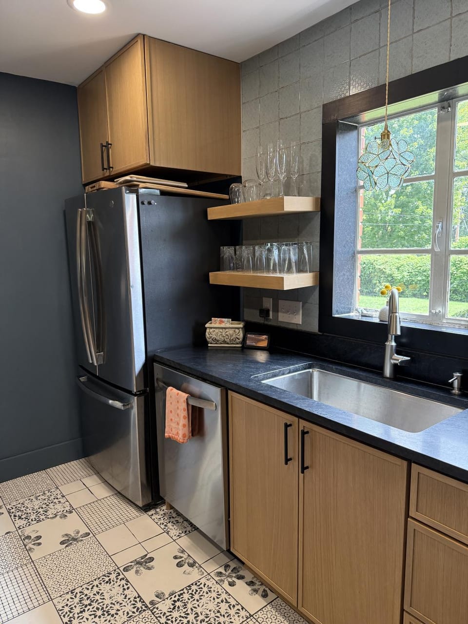 View (from property/room), Kitchen or kitchenette, Garden view, dishwasher
