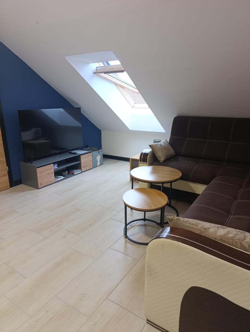 TV and multimedia, Living room, Seating area, Evening entertainment