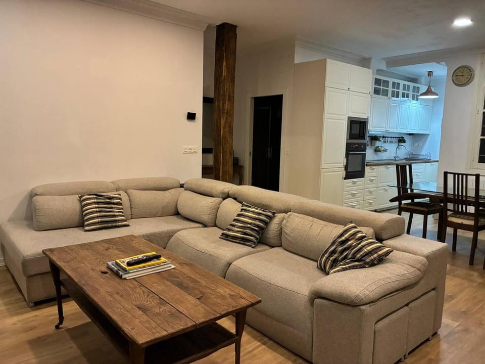 Kitchen or kitchenette, Living room, Seating area, Dining area