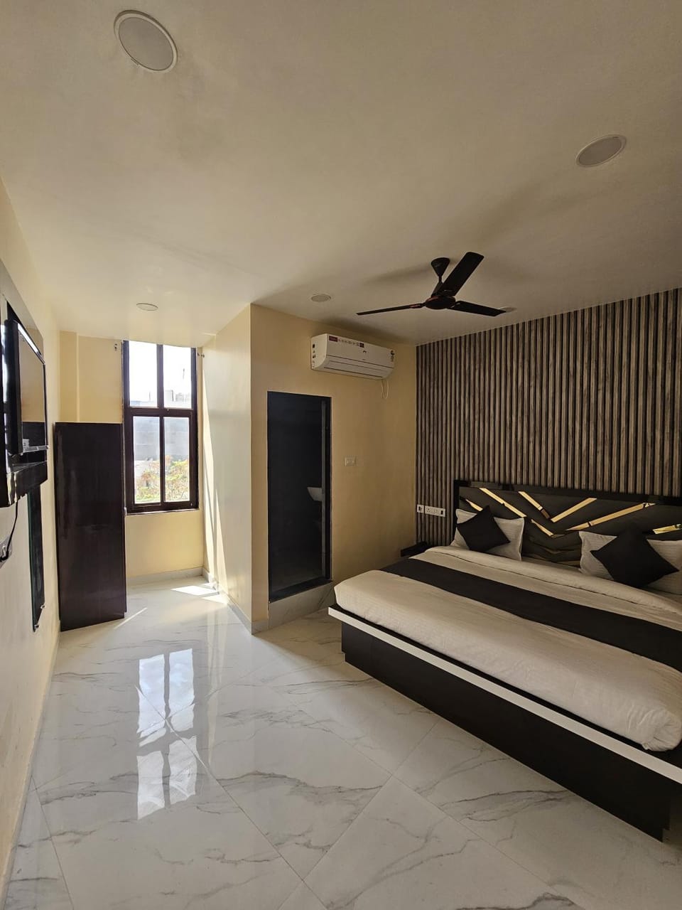 Crystal Zee Hotel Hotel in Uttar Pradesh