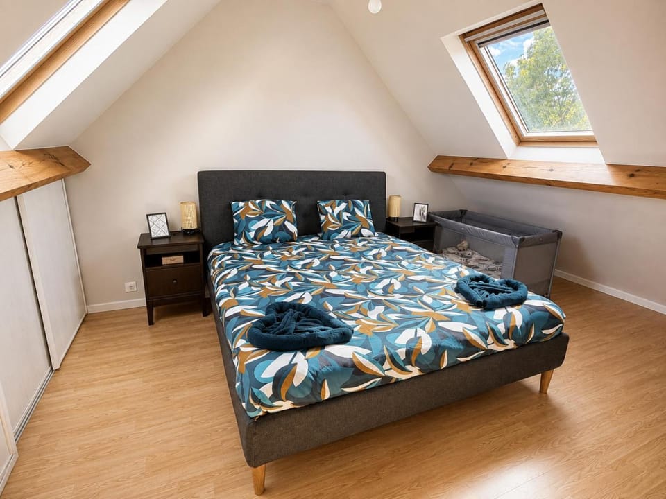 Photo of the whole room, Bedroom