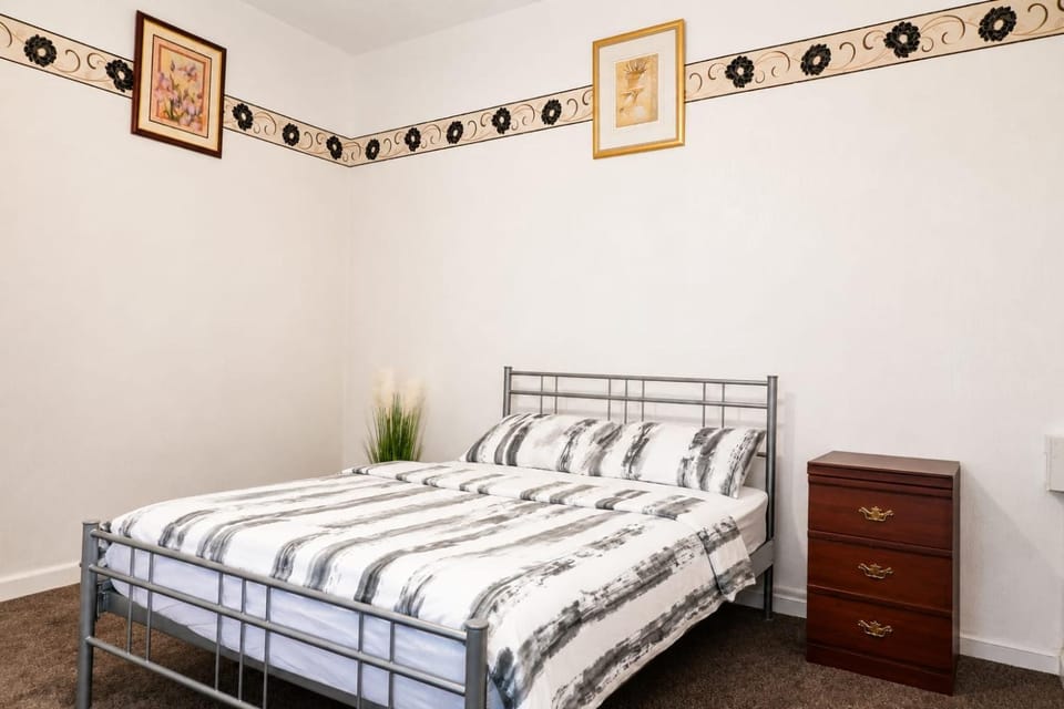Spacious Double Room near Wolverhampton City Centre Vacation rental in Wolverhampton