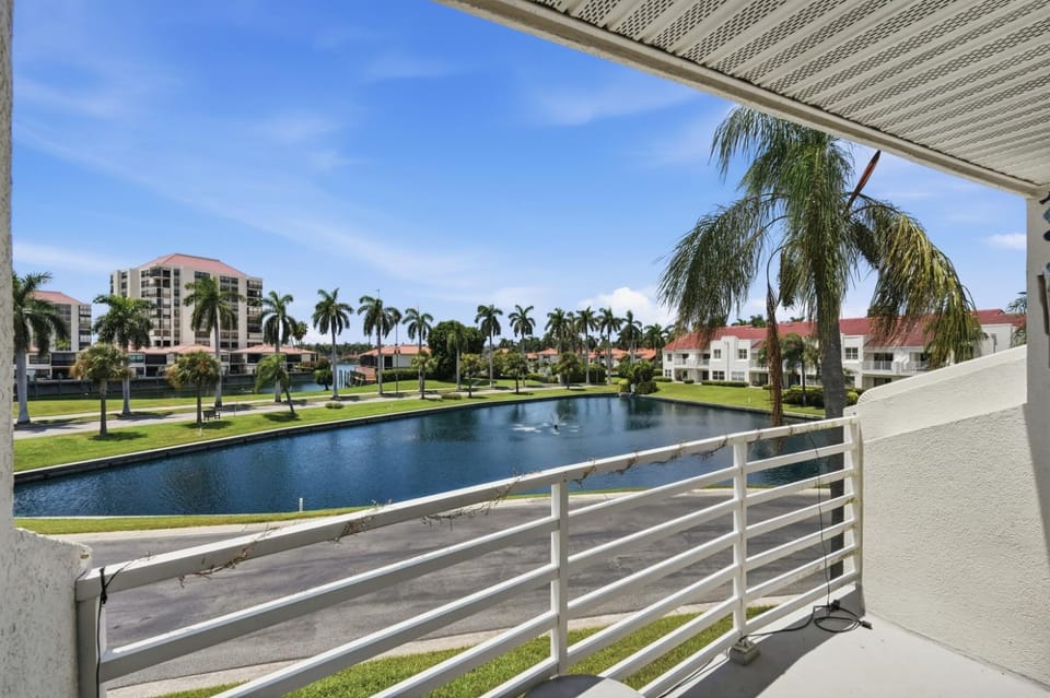 Waterfront Views & Private Balcony Pool & Spa Apartment in Isla del Sol