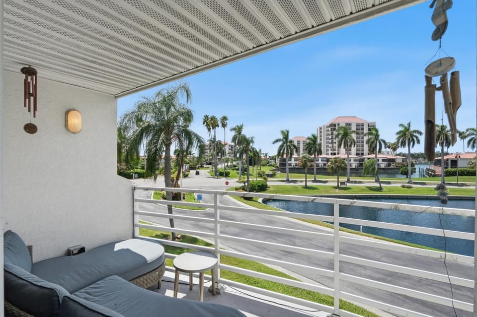 Waterfront Views & Private Balcony Pool & Spa Apartment in Isla del Sol