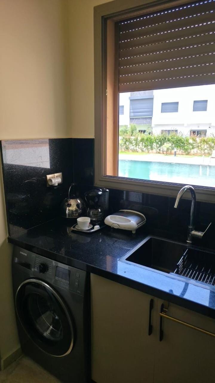 Cosy & Modern Home - Piscine, Plage & Smart Lock Apartment in Casablanca-Settat