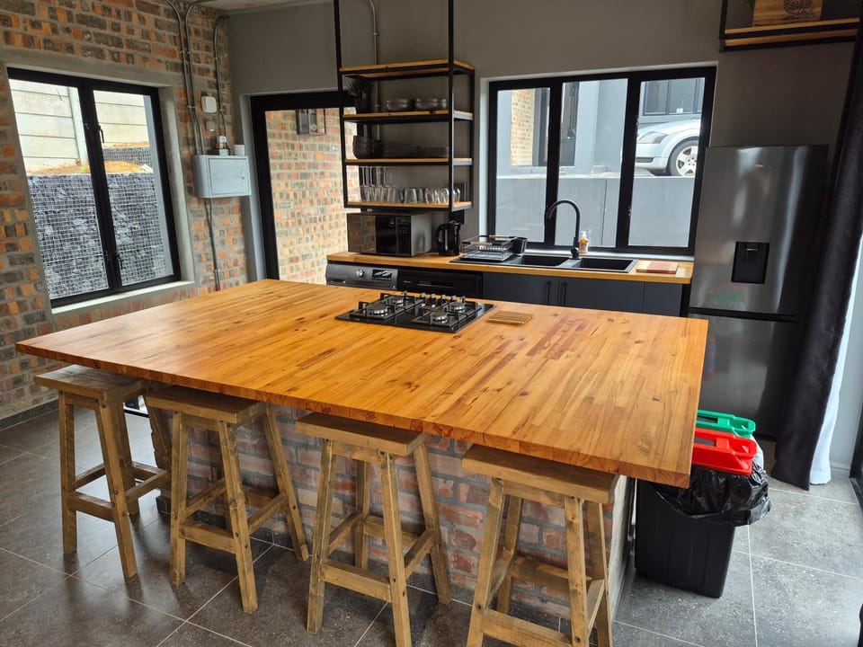 Kitchen or kitchenette, Dining area, stove