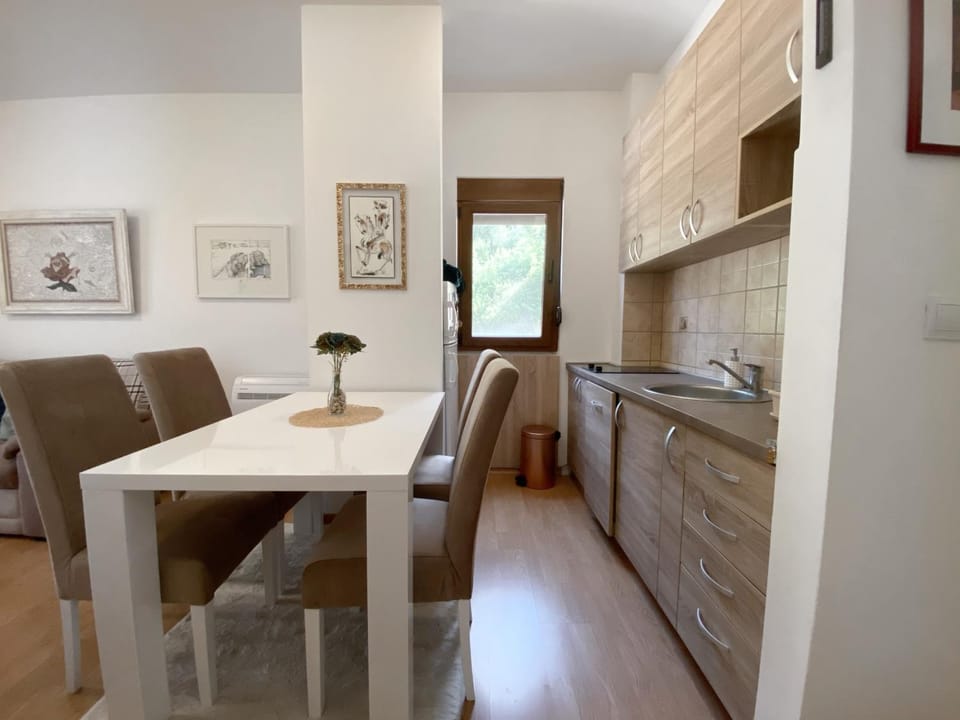 Dining area, kitchen