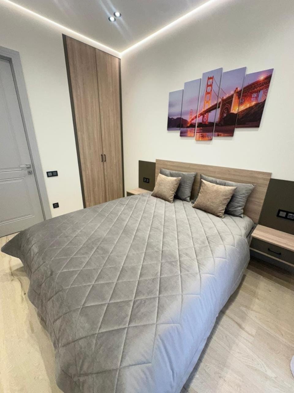 Bed, TV and multimedia, Living room, Photo of the whole room, Seating area, Bedroom, wardrobe