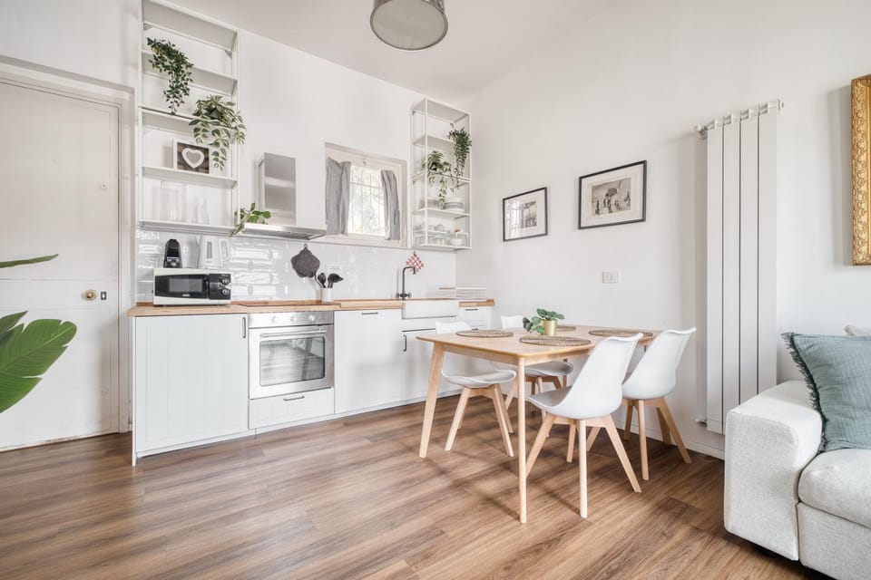 Kitchen or kitchenette, Dining area