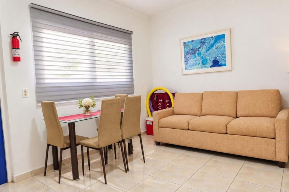 Aruba Oasis with Pool King Bed House in Noord