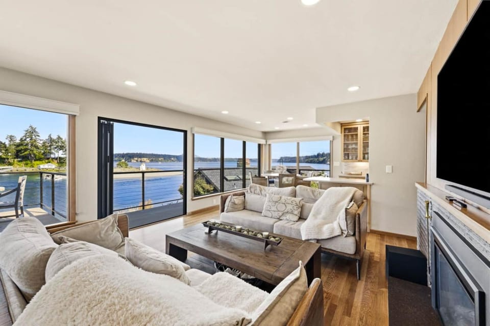 Luxury Waterfront Home walk to Downtown Gig Harbor House in Gig Harbor
