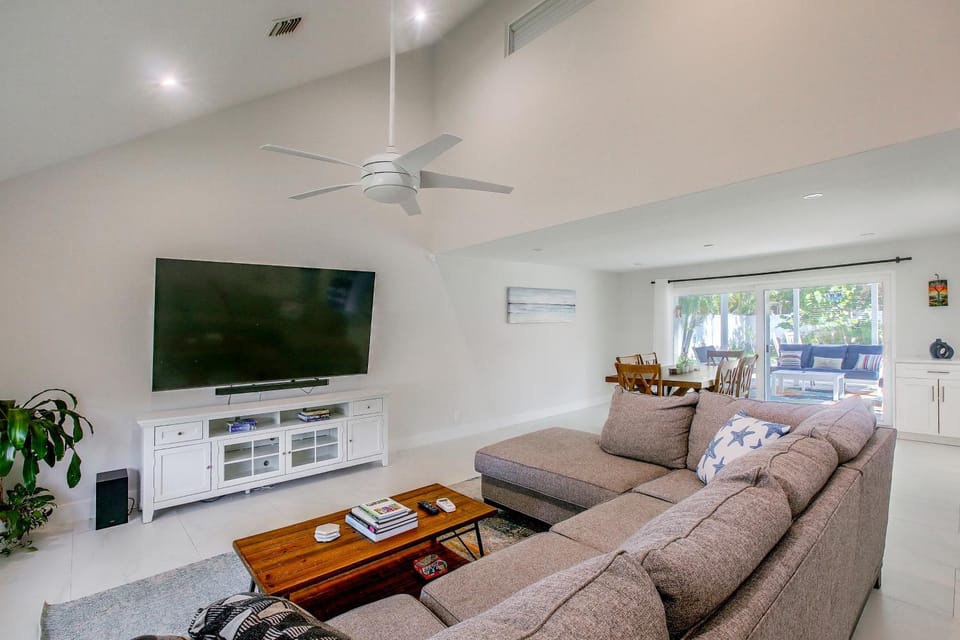 Delray Beach Oasis! Screened Lanai & Private Pool House in Delray Beach