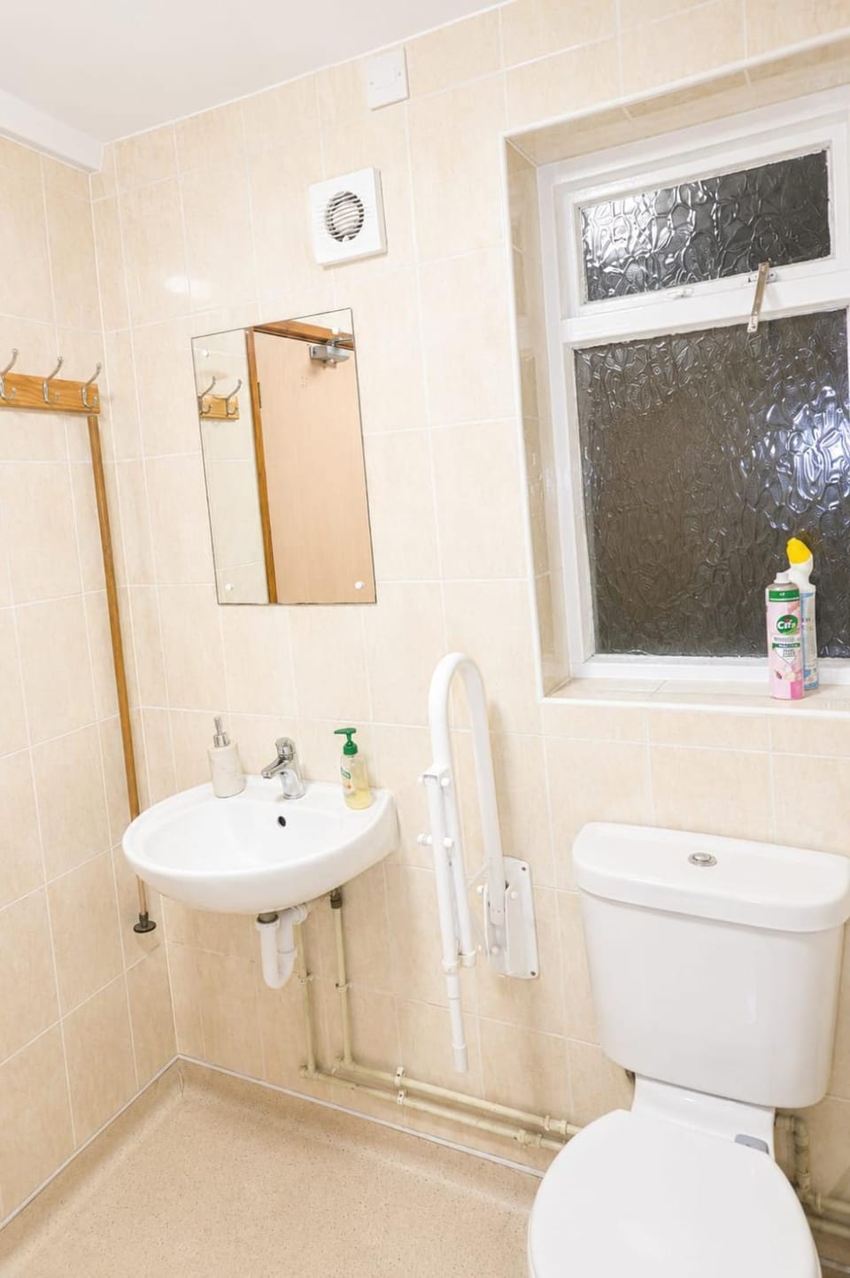 Cosy Double Room Ideal for Professionals Vacation rental in Wolverhampton