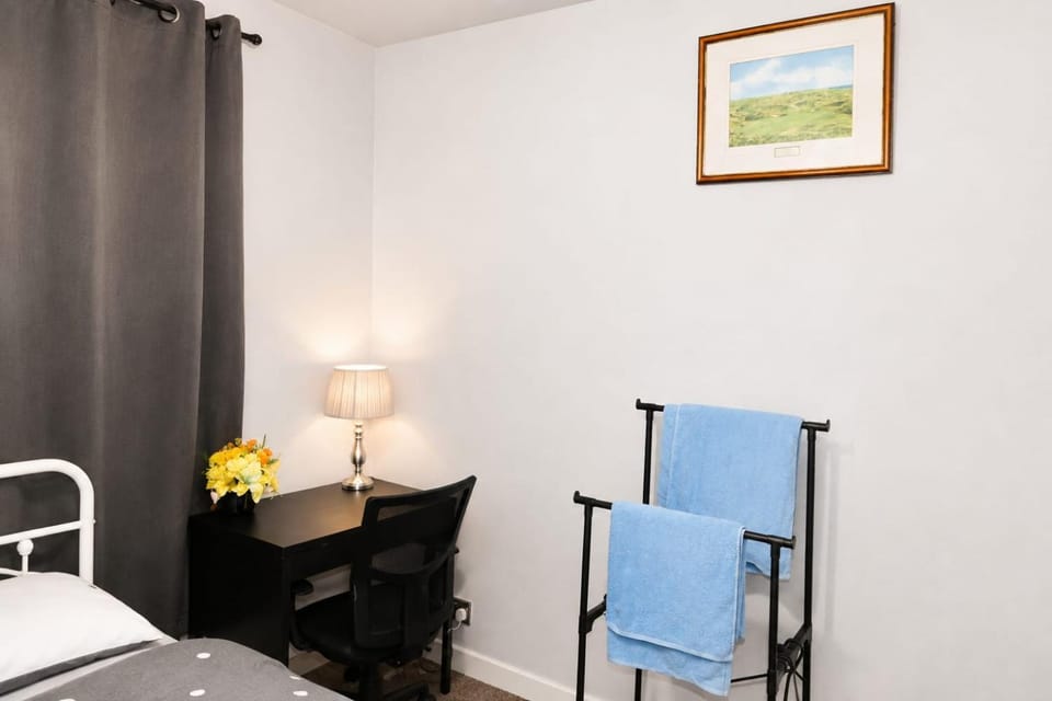 Cosy Double Room Ideal for Professionals Vacation rental in Wolverhampton