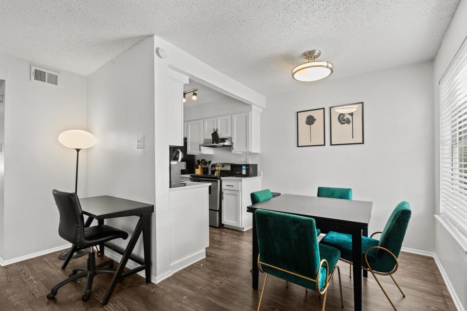 Chic and Cozy Zilker Park 2BR - Walkable & Stylish Apartment in Zilker