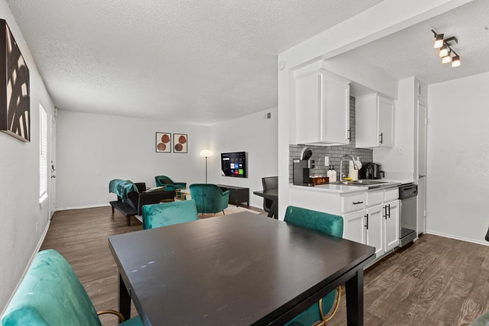 Chic and Cozy Zilker Park 2BR - Walkable & Stylish Apartment in Zilker