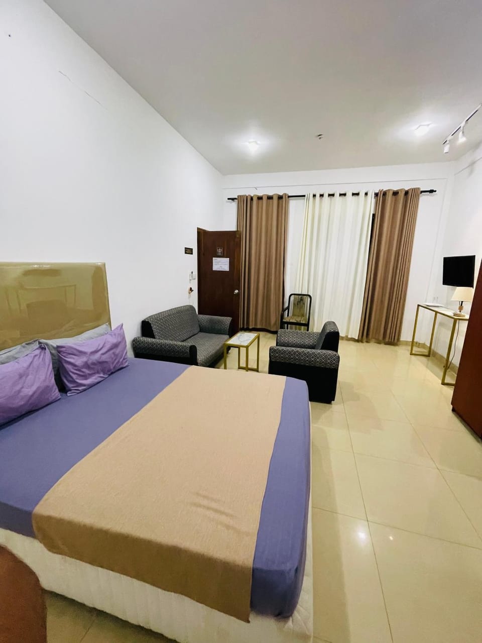 Kings & Queens Lake Side Hotel Hotel in Sri Lanka