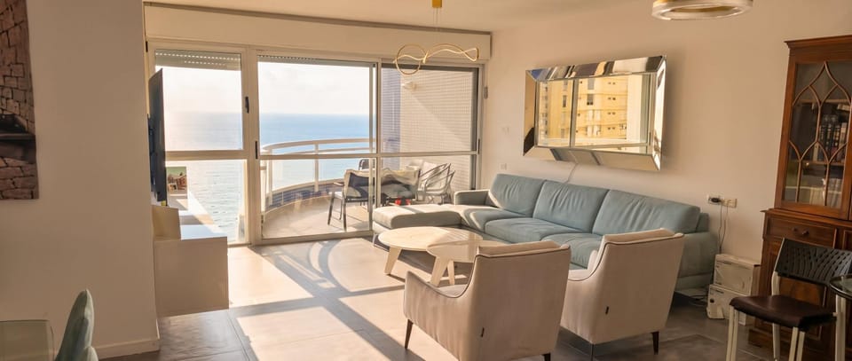 Mamad Apt Kikar and 2 minutes walk to the beach Apartment in Netanya