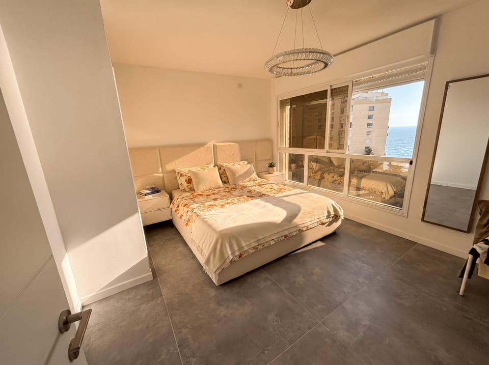 Mamad Apt Kikar and 2 minutes walk to the beach Apartment in Netanya