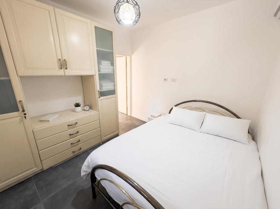 Mamad Apt Kikar and 2 minutes walk to the beach Apartment in Netanya