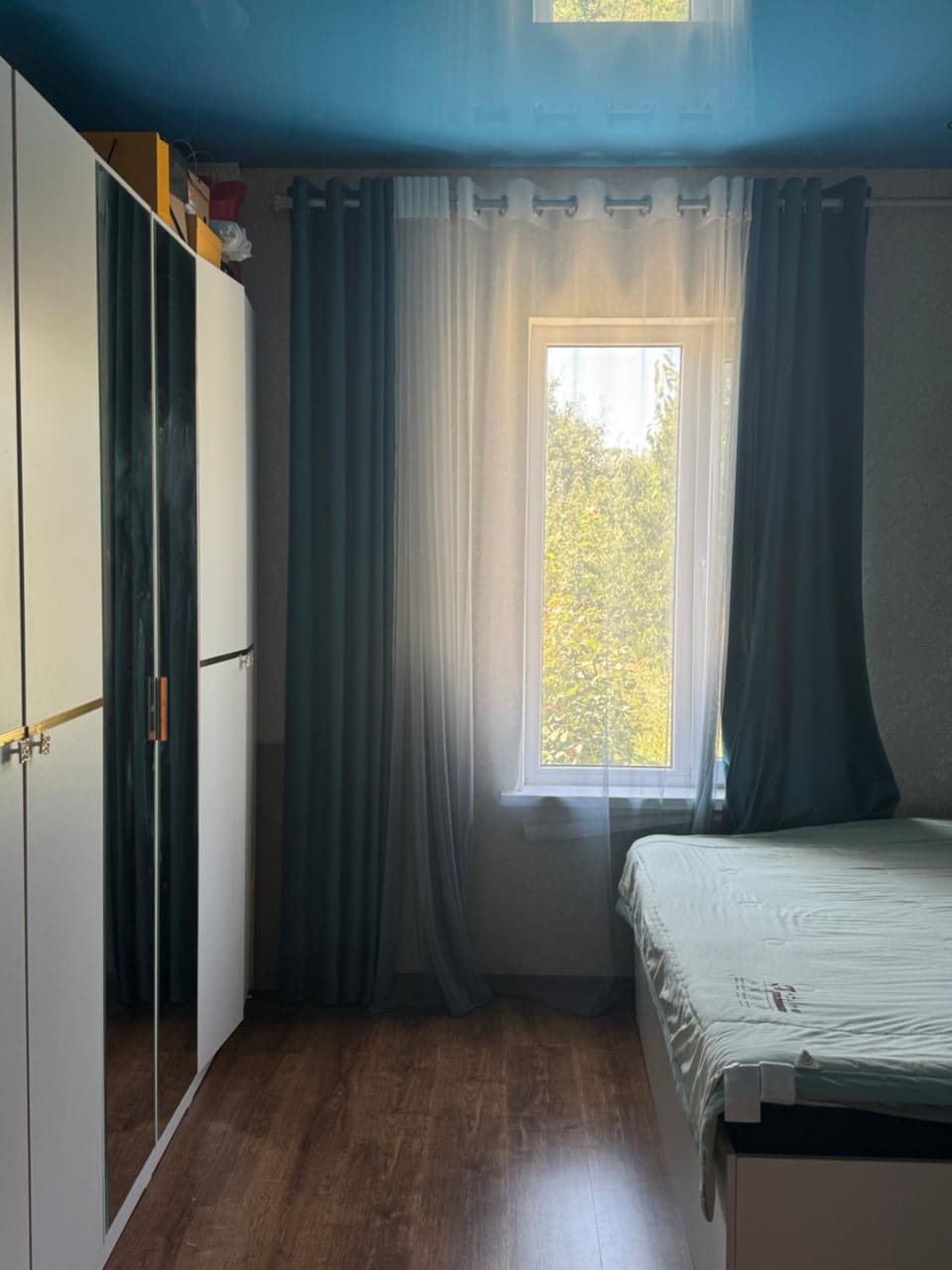 Photo of the whole room, Bedroom, wardrobe