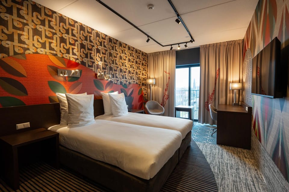 Bed, TV and multimedia, Photo of the whole room, Bedroom