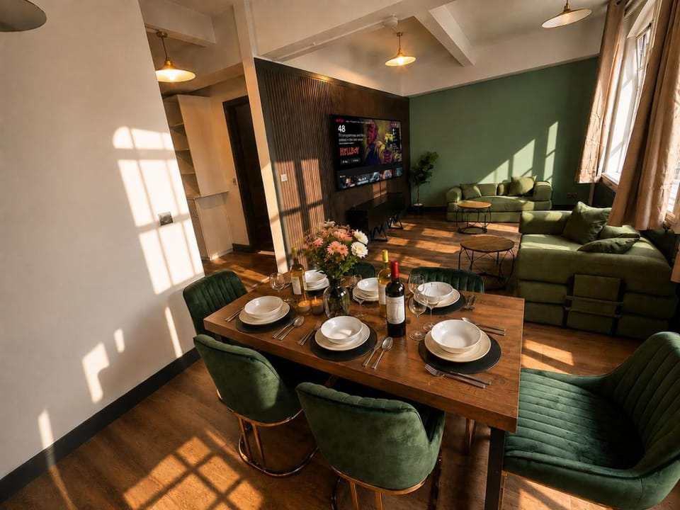 TV and multimedia, Living room, Seating area, Dining area
