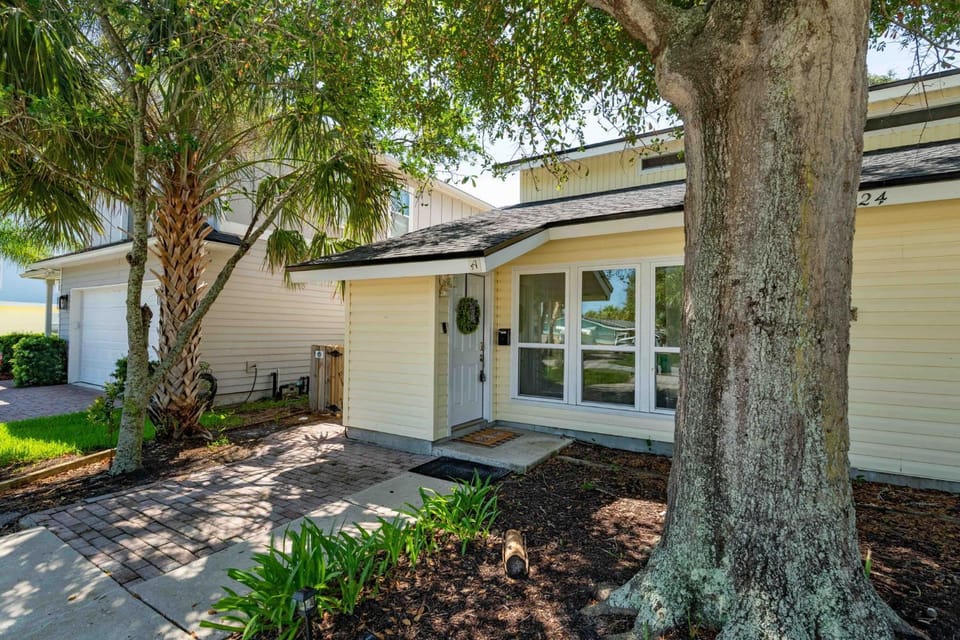 Pier Escape A - WiFi AC Close to Beach Apartment in Jacksonville Beach
