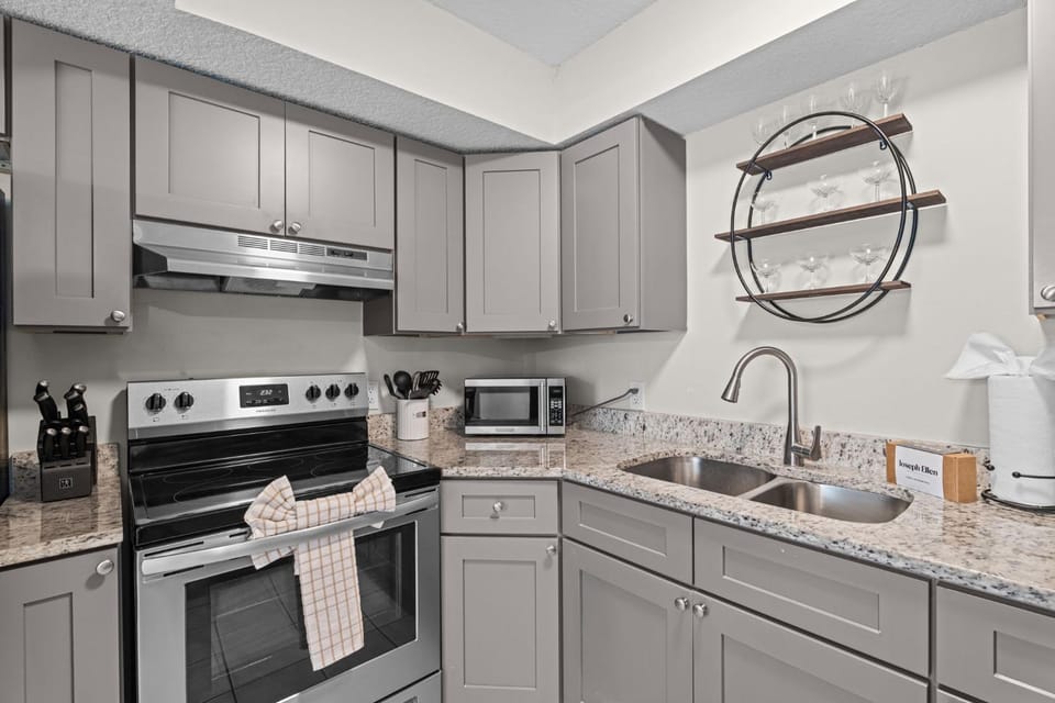 Pier Escape B - WiFi AC Close to Beach Apartment in Jacksonville Beach