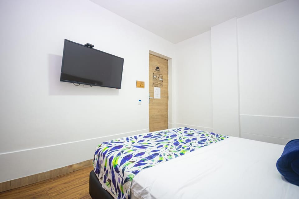 Bed, TV and multimedia, Photo of the whole room, Bedroom