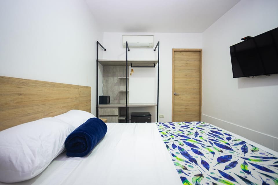 Bed, TV and multimedia, Photo of the whole room, Bedroom, bunk bed, towels, wardrobe