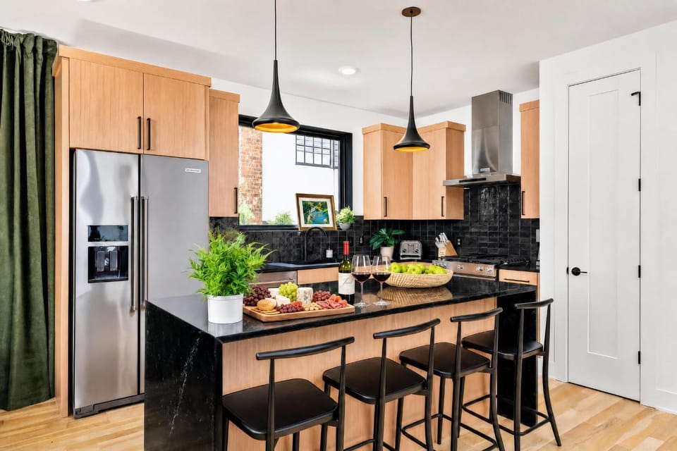 Neon balcony house - sleeps 12 near Broadway House in Nashville