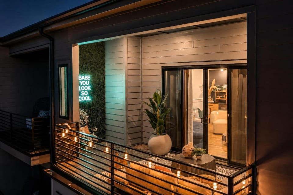 Neon balcony house - sleeps 12 near Broadway House in Nashville