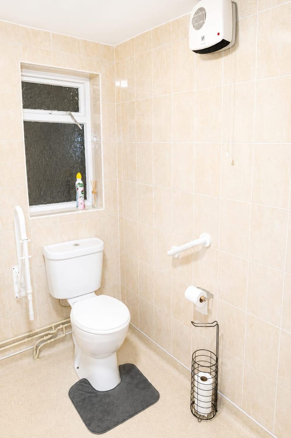 Classic Double Room with TV & Work Desk Vacation rental in Wolverhampton