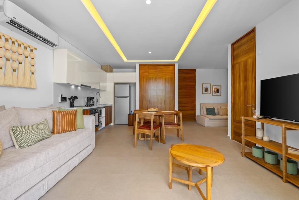 TV and multimedia, Kitchen or kitchenette, Living room, Seating area, Dining area