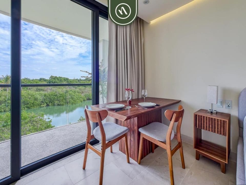 Day, Seating area, Dining area
