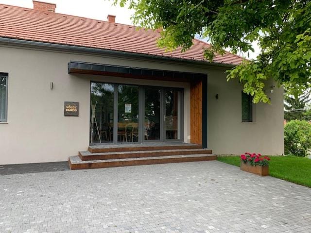 Facade/entrance