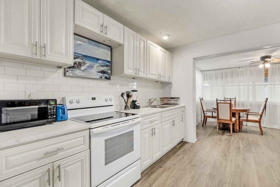Beach Bungalow Near Ormond Beach and the Atlantic House in Daytona Beach