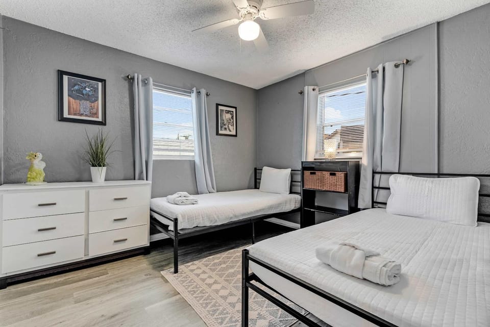 Beach Bungalow Near Ormond Beach and the Atlantic House in Daytona Beach