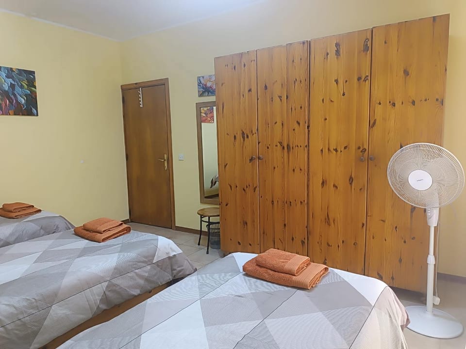 Property building, Bed, Photo of the whole room, Bedroom, wardrobe