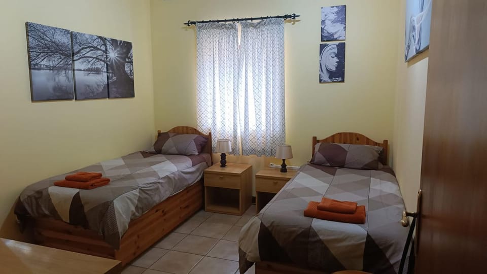 Property building, Bed, Photo of the whole room, Bedroom, towels