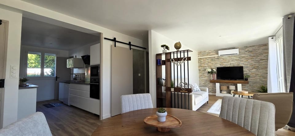 TV and multimedia, Kitchen or kitchenette, Living room, Dining area, oven, stove