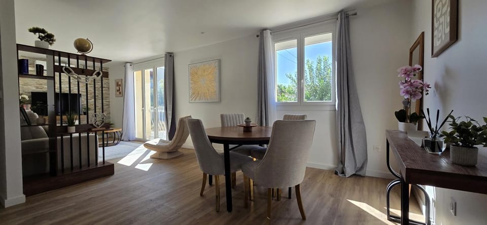 Living room, Seating area, Dining area