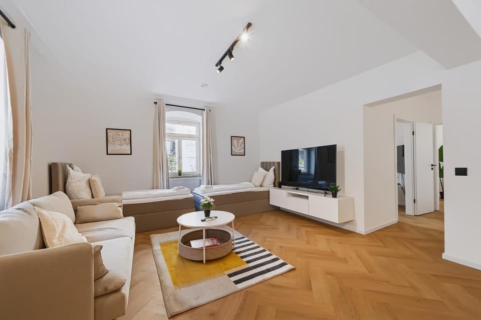 TV and multimedia, Living room, Seating area, Evening entertainment
