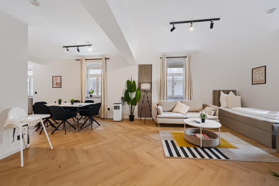 Bed, Living room, Photo of the whole room, Seating area, Dining area