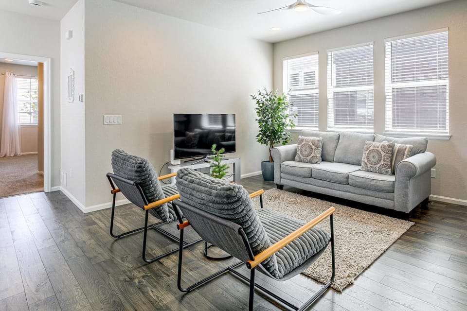 Modern Home w/ Garage, Near DIA & Gaylord Resort House in Commerce City