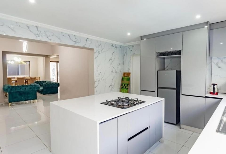Thrive Guest House Bed and Breakfast in Roodepoort