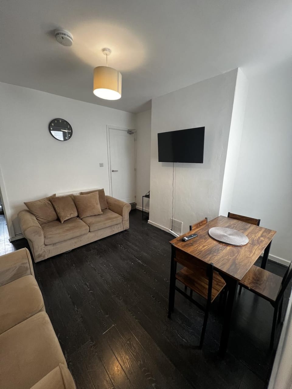 3 Bedroom Home Central Wolverhampton Apartment in Wolverhampton