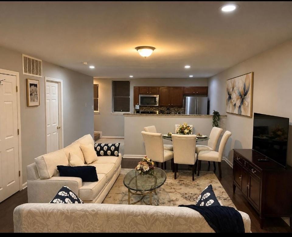 Spacious 5BR Home 8 Beds Flexible Setup Villa in Baltimore